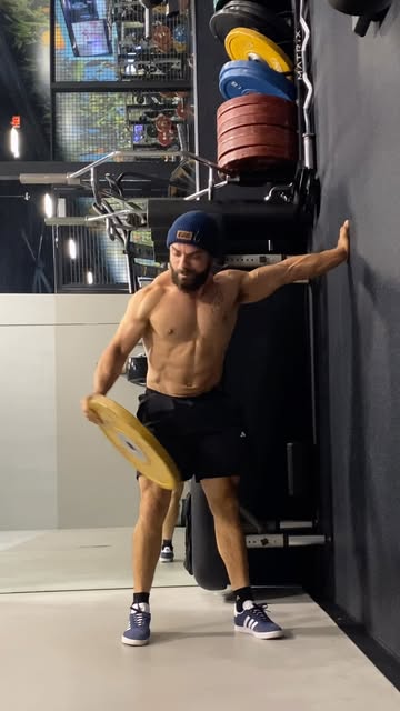 Still from @itsoddlyenough's Instagram post: Visual illusion creates cognitive pause amid fitness content